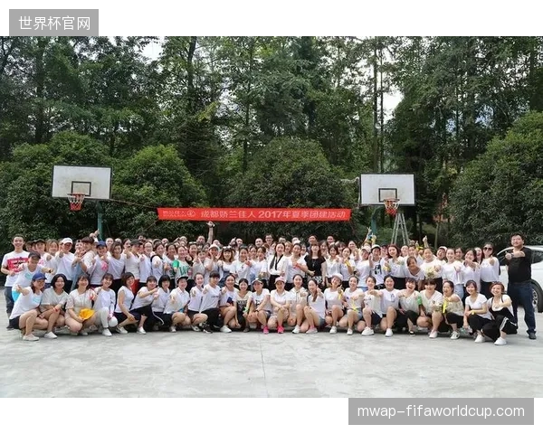 巴西队的户外训练计划需准备备用方案，以应对夏季午后雷雨天气